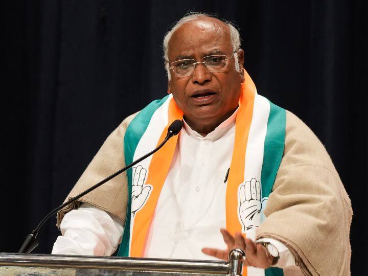 UCC Issue: ऑल इंडिया मुस्लिम पर्सनल लॉ बोर्ड ने यूसीसी पर कांग्रेस से रुख साफ करने के लिए कहा, क्या बोले मल्लिकार्जुन खरगे? UCC Issue All India Muslim Personal Board Met Mallikarjun Kharge On Uniform Civil Code For Congress UCC Issue: ऑल इंडिया मुस्लिम पर्सनल लॉ बोर्ड ने यूसीसी पर कांग्रेस से रुख साफ करने के लिए कहा, क्या बोले मल्लिकार्जुन खरगे?