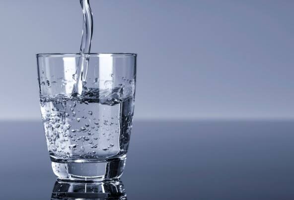 पावसाळ्यामध्ये घरात अशुद्ध पाणी येण्याची जास्त शक्यता असते. त्यामुळे कावीळ, डायरिया, कॉलरा असे आजार उद्भवतात. या आजारांपासून दूर राहण्यासाठी पाणी स्वच्छ आणि निर्जंतुक असणं गरजेचं आहे.