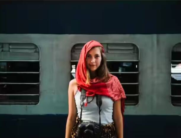 ਪਰ ਤੁਹਾਨੂੰ ਦੱਸ ਦਈਏ ਕਿ ਕਪਲ ਕੈਬਿਨ ਜਾਂ ਦੋ ਸੀਟ ਵਾਲਾ ਕਿਊਬ ਲੈਣ ਲਈ ਕੋਈ ਵਾਧੂ ਪੈਸੇ ਨਹੀਂ ਦੇਣੇ ਪੈਂਦੇ ਹਨ ਅਤੇ ਇਹ ਆਟੋ ਜਨਰੇਟਿਡ ਹੁੰਦਾ ਹੈ। ਉਸ ਹਿਸਾਬ ਨਾਲ ਫਰਸਟ ਏਸੀ ਵਿੱਚ ਸੀਟ ਜਾਂ ਕੈਬਿਨ ਅਲਾਟ ਕੀਤਾ ਜਾਂਦਾ ਹੈ।