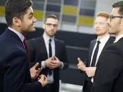 तुम्हीही ऑफिसमध्ये लोकांच्या People Pleaser चे बळी आहात का? नेमकी काय आहे ही समस्या; जाणून घ्या