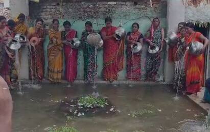 राज्यात काही भागात पावसानं हुलकावणी दिली आहे. नांदेड जिल्ह्यातील काही महिलांनी पाऊस पडावा म्हणून महादेवाला जलाभिषेक केला आहे.