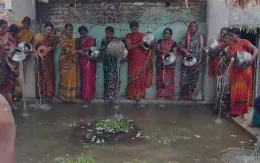 राज्यात काही भागात पावसानं हुलकावणी दिली आहे. नांदेड जिल्ह्यातील काही  महिलांनी पाऊस पडावा म्हणून महादेवाला जलाभिषेक केला आहे.