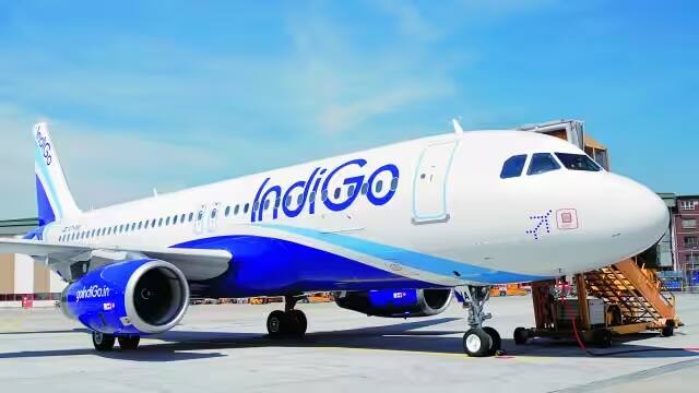 Indigo flight makes emergency landing in Lucknow after passenger from Patna to Delhi falls ill પટનાથી દિલ્હી જઈ રહેલા મુસાફરની તબિયત બગડી, Lucknowમાં Indigo ફ્લાઈટનું ઈમરજન્સી લેન્ડિંગ