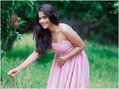 Deepthi Sunaina: పూలవనంలో సీతాకోకచిలుకలా మెరిసిపోతున్న దీప్తి సునయన