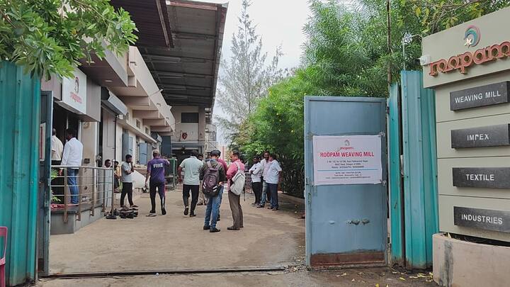 मनोज लक्ष्मीधर देहुरी, (वय 20, रा. ओडिसा), आनंद लक्ष्मीनारायण बगदी (वय 30, रा. पश्चिम बंगाल) सहदेव बुद्धवार बगद (वय 22, रा. पश्चिम बंगाल) असे या घटनेत मृत्युमुखी पडलेल्या तिघा परप्रांतीय कामगारांची नावे आहेत.