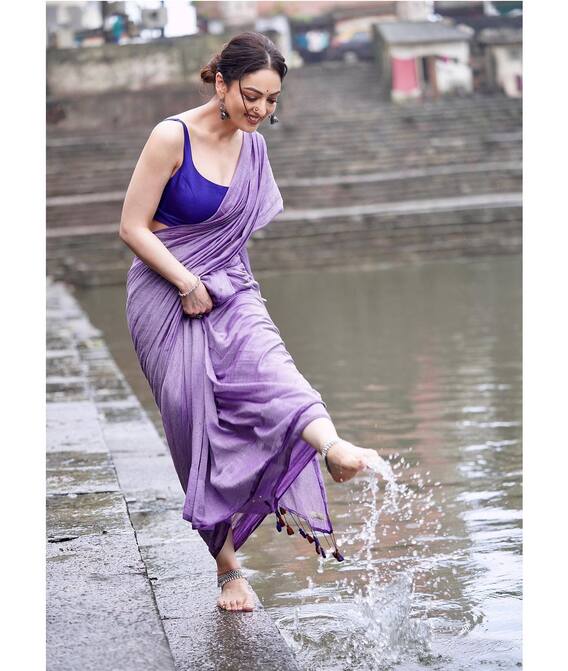 माथे पर बिंदी...चेहरे पर नजाकत लिए घाट किनारे इठलाती दिखीं ‘दबंग 2’ की ये एक्ट्रेस, दिशकश अदाओं ने लूटा फैंस का करार माथे पर बिंदी...चेहरे पर नजाकत लिए घाट किनारे इठलाती दिखीं ‘दबंग 2’ की ये एक्ट्रेस, दिशकश अदाओं ने लूटा फैंस का करार