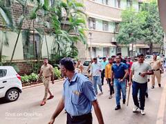 Pune Crime news : चाकूच्या धाकाने विद्यार्थ्याला घाबरवलं; पोलिसांनी 9 जणांची महाविद्यालयात काढली धींड