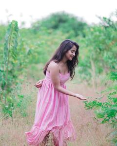 Deepthi Sunaina: పూలవనంలో సీతాకోకచిలుకలా మెరిసిపోతున్న దీప్తి సునయన