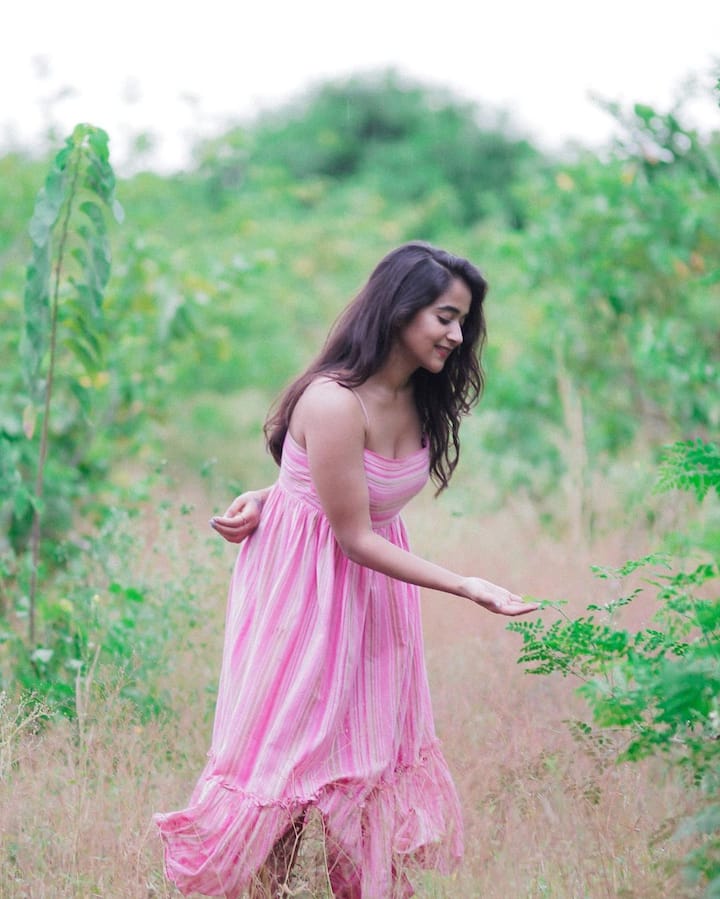 బేబీ పింక్ కలర్ స్లీవ్ లెస్ డ్రెస్ లో మెరిసిపోతుంది దీప్తి సునయన. Image Credit: Deepthi Sunaina/Instagram