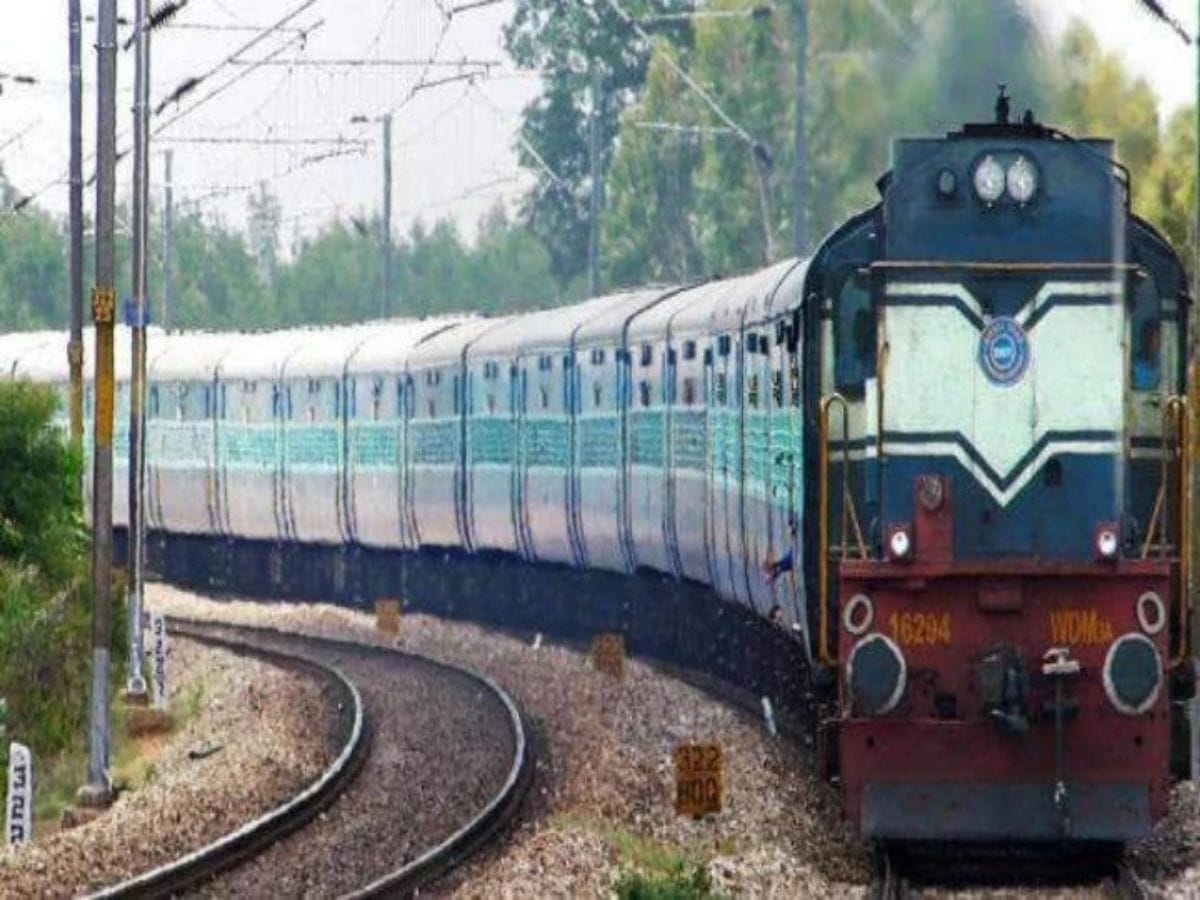 Southern Railway: ஒரே நாளில் இரு விபத்துகளை தவிர்க்க உறுதுணை: ரயில் நிலைய அதிகாரிக்கு விருது