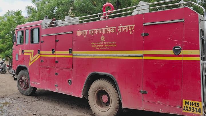 प्राथमिक अंदाजानुसार गॅसवर स्वयंपाक करत असताना आगीचा भडका उडून ही घटना घडल्याचा अंदाज अग्निशमन दलातर्फे व्यक्त करण्यात आला आहे.