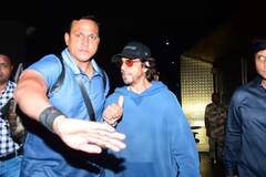 Pictures: ઇજાના સમાચારો વચ્ચે કિંગ ખાન શાહરૂખ પહેલીવાર એરપોર્ટ પર દેખાયો, નાક પર ન હતી બાંધી પટ્ટી, જુઓ....