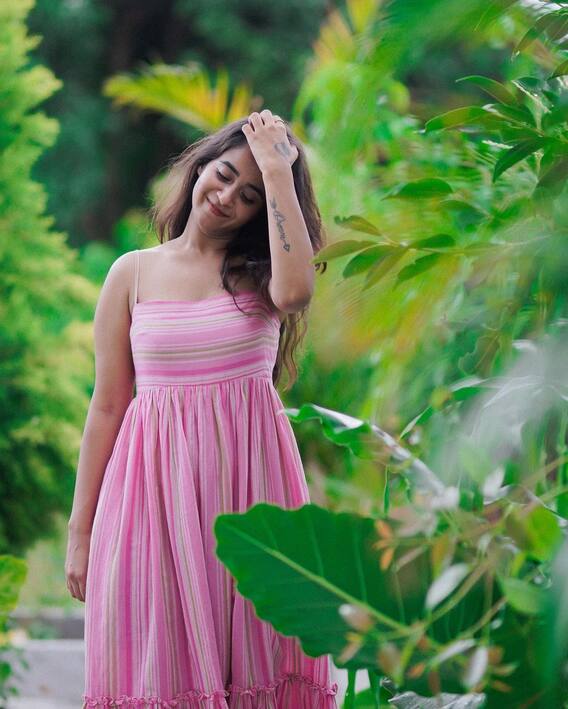 Deepthi Sunaina: పూలవనంలో సీతాకోకచిలుకలా మెరిసిపోతున్న దీప్తి సునయన