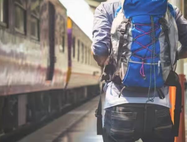 ਚਾਰਟ ਤਿਆਰ ਕਰਨ ਵੇਲੇ PNR ਦੇ ਆਧਾਰ 'ਤੇ ਇਹ ਤੈਅ ਕੀਤਾ ਜਾਂਦਾ ਹੈ ਕਿ ਕਿਸ ਨੂੰ ਕਿਹੜਾ ਕੈਬਿਨ ਮਿਲਣਾ ਚਾਹੀਦਾ ਹੈ। ਜੇਕਰ ਕਿਸੇ ਪੀਐਨਆਰ ਵਿੱਚ ਦੋ ਲੋਕਾਂ ਦੀ ਟਿਕਟ ਬੁੱਕ ਹੁੰਦੀ ਹੈ, ਤਾਂ ਫਿਰ ਕਪਲ ਹੁੰਦਾ ਹੈ ਤਾਂ ਕੋਸ਼ਿਸ਼ ਹੁੰਦੀ ਹੈ ਕਿ  ਉਨ੍ਹਾਂ 2 ਸੀਟਾਂ ਵਾਲਾ ਕੈਬਿਨ ਮਿਲ ਜਾਵੇਗਾ, ਜਿਸ ਨੂੰ ਕੁਝ ਲੋਕ ਕਪਲ ਕੈਬਿਨ ਕਹਿੰਦੇ ਹਨ।