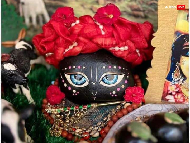 देवी भागवत पुराण के अनुसार अधिक मास की अवधि में भागवत कथा का श्रवण करने वालों को मोक्ष प्राप्त होता है. उनकी अनकही इच्छाएं पूरी हो जाती है. इस मास में शालिग्राम की मूर्ति के समक्ष घर के मंदिर में घी का अखण्ड दीपक पूरे महीने जलाएं. घर में सुख-शांति के लिए ये उपाय लाभकारी है.