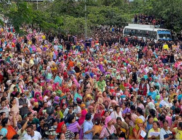 ਭਾਰਤੀ ਯੂਥ ਕਾਂਗਰਸ ਨੇ ਕੇਂਦਰ ਸਰਕਾਰ 'ਤੇ ਮਣੀਪੁਰ ਹਿੰਸਾ ਨੂੰ ਰੋਕਣ 'ਚ ਨਾਕਾਮ ਰਹਿਣ ਦਾ ਦੋਸ਼ ਲਗਾਇਆ ਅਤੇ ਸੂਬੇ ਦੀ ਭਾਰਤੀ ਜਨਤਾ ਪਾਰਟੀ ਦੀ ਸਰਕਾਰ ਨੂੰ ਬਰਖਾਸਤ ਕਰਨ ਦੀ ਮੰਗ ਕੀਤੀ।