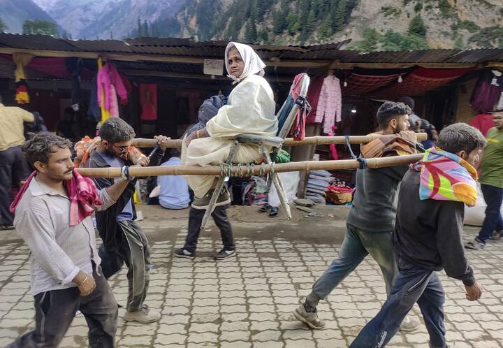 अनेक तरूणांसोबतच वयोवृद्ध देखील या यात्रेत सहभागी झाले आहेत.
