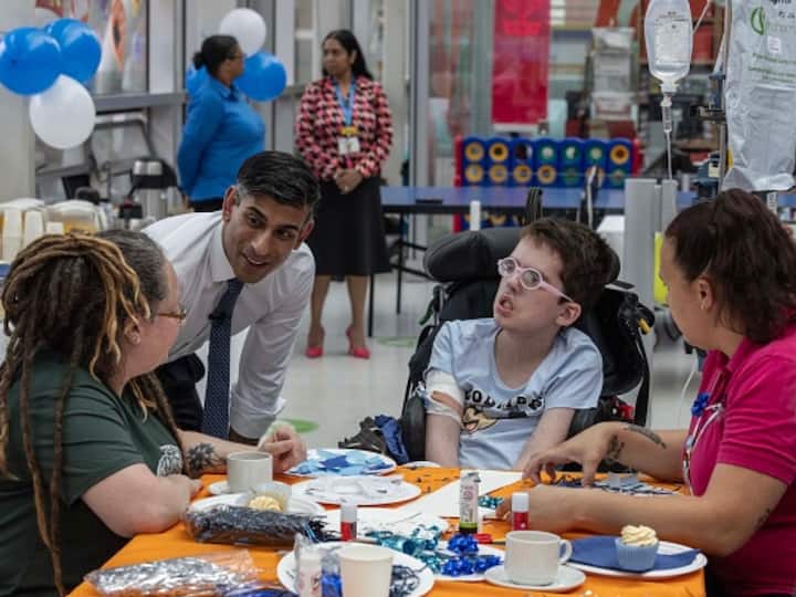 PM Sunak is seen interacting with children at the St Thomas' hospital. (Image Source: Getty)
