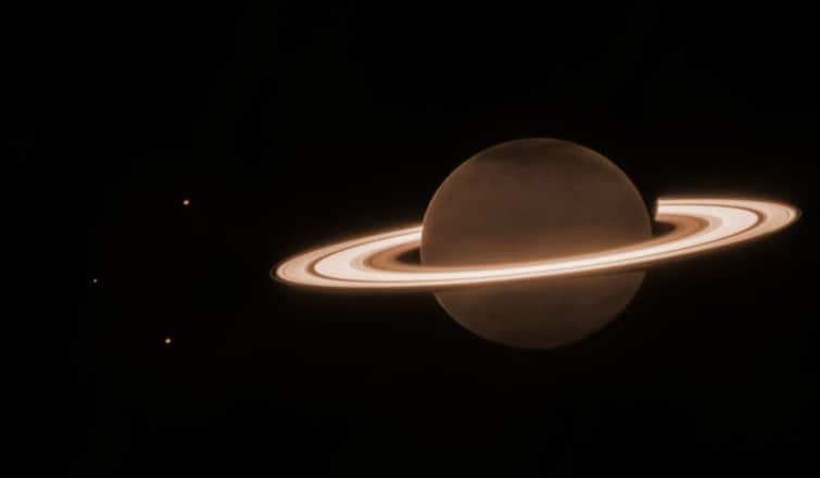 James Webb Telescope captures spectacular photo of Saturn, three moons seen with bright rings જેમ્સ વેબ ટેલિસ્કોપે ખેંચ્યો શનિનો અદભૂત ફોટો, ચમકદાર રિંગ્સ સાથે જોવા મળ્યા ત્રણ ચંદ્ર