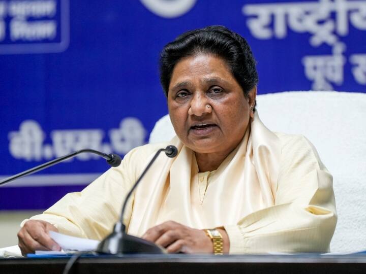 BSP Chief Mayawati reaction on Viral Video of Sidhi BJP MLA Workers accused urinated youth sidhi UP Politics: युवक पर पेशाब करने वाले BJP कार्यकर्ता पर मायावती बोलीं- 'जितनी भी निन्दा की जाए कम, सरकार भी संलिप्त'