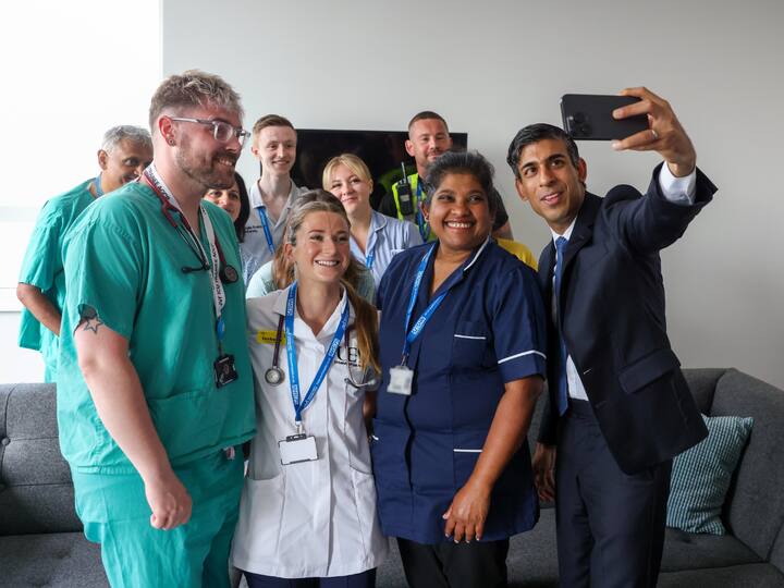 PM Sunak clicks selfie with the healthcare providers of NHS. (Image Source: @RishiSunak)