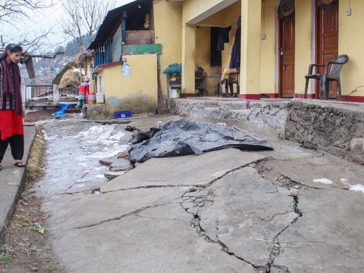 vJoshimath Crisis amidst Badrinath Yatra and heavy rains 6 feet deep crack in the field Joshimath Crisis: बद्रीनाथ यात्रा और भारी बारिश के बीच जोशीमठ पर फिर मंडराया खतरा, खेत में आई 6 फीट गहरी दरार, दहशत में लोग