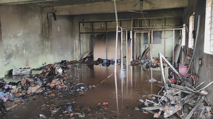 सोलापुरातील अक्कलकोट रोड एमआयडीसी परिसरातील एका टेक्स्टाईल कारखान्याला आग लागल्याने तिघांचा दुर्दैवी मृत्यू झाल्याची घटना घडली आहे.