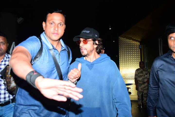 लॉस एंजिल्स में शूट के दौरान शाहरुख खान के घायल होने की खबरे आने के बाद उनके फैंस काफी परेशान हो गए थे. हालांकि बधुवार की सुबह किंग खान को एयरपोर्ट से बाहर निकलते हे स्पॉट किया गया. इस दौरान वे पूरी तरह हेल्दी लग रहे थे.