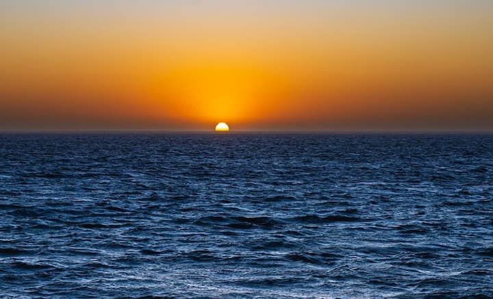 শুধু উত্তর-দক্ষিণ ঈষৎ চাপা এবং বাকিটা নিখুঁত গোল, এমন ধারণা আসলে ভুল, আসলে তা এবড়োখেবড়ো, বন্ধুর। ভারত মহাসাগরের বুকে মুখ লুকিয়ে থাকা দৈত্যাকার গহ্বরই এর প্রমাণ।