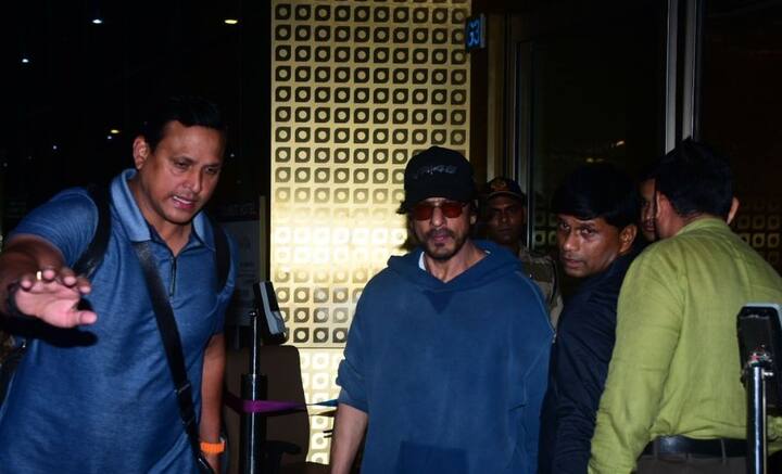 প্রিয় অভিনেতা আহত, অস্ত্রোপচার হয়েছে শুনে মুষড়ে পড়েছিলেন অনুরাগীরা। উদ্বেগ দেখা দিয়েছিল তাঁর স্বাস্থ্য নিয়েও। তবে মুম্বইয়ে চেনা ভঙ্গিতেই ধরা দিলেন বলিউডের ‘বাদশা’ শাহরুখ খান।