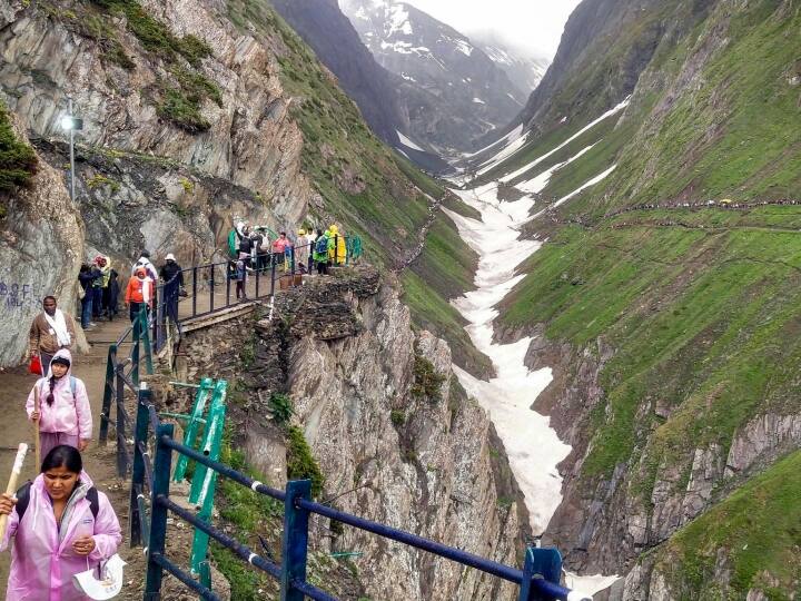 दक्षिण कश्मीर के हिमालयी क्षेत्र में स्थित पवित्र गुफा मंदिर के लिए वार्षिक अमरनाथ यात्रा हिंदू-मुस्लिम भाईचारे के एक जीवंत उदाहरण के रूप में नजर आ रही है, जहां स्थानीय लोगों ने न सिर्फ शिव भक्तों का स्वागत किया बल्कि हजारों की तादाद में पहुंचे श्रद्धालुओं की यात्रा में मदद भी कर रहे हैं.