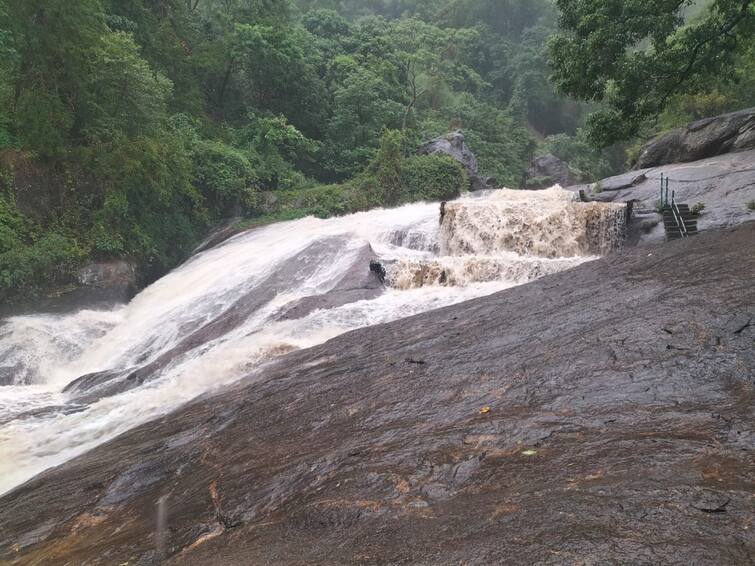The Forest Department has announced that the Covai kutralam will be temporarily closed due to flooding. கனமழை காரணமாக கோவை குற்றாலம் அருவிகளில் வெள்ளப்பெருக்கு; சுற்றுலா பயணிகள் செல்ல தடை
