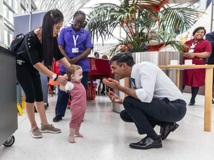 Prime Minister is seen interacting with a toddler at the St Thomas' hospital. (Image Source: Getty)