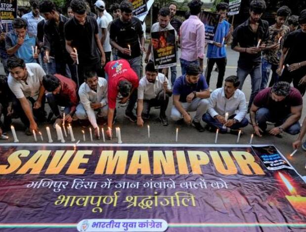 ਮੰਗਲਵਾਰ (4 ਜੁਲਾਈ) ਨੂੰ ਮਣੀਪੁਰ ਦੇ ਥੌਬਲ ਜ਼ਿਲ੍ਹੇ ਵਿੱਚ ਭਾਰਤੀ ਰਿਜ਼ਰਵ ਬਟਾਲੀਅਨ (ਆਈ.ਆਰ.ਬੀ.) ਦੇ ਕੈਂਪ ਤੋਂ ਭਾਰੀ ਹਥਿਆਰਾਂ ਨਾਲ ਲੈਸ ਭੀੜ ਵੱਲੋਂ ਕਥਿਤ ਤੌਰ 'ਤੇ ਹਥਿਆਰ ਲੁੱਟਣ ਦੀ ਕੋਸ਼ਿਸ਼ ਕਰਨ ਤੋਂ ਬਾਅਦ ਸੁਰੱਖਿਆ ਬਲਾਂ ਨਾਲ ਹੋਈ ਝੜਪ ਵਿੱਚ ਇੱਕ 27 ਸਾਲਾ ਵਿਅਕਤੀ ਦੀ ਮੌਤ ਹੋ ਗਈ, ਜਦਕਿ ਅਸਾਮ ਦਾ ਇੱਕ ਜਵਾਨ ਰਾਈਫਲਸ ਦਾ ਇੱਕ ਜਵਾਨ ਵੀ ਜ਼ਖਮੀ ਹੋ ਗਿਆ।