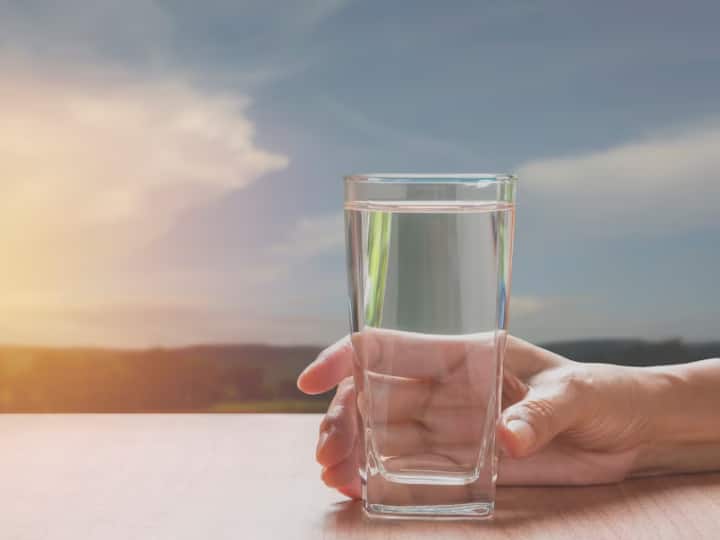 Water health benefits in monsoon how much water should we drink in rainy season मानसून के मौसम में आपको कितना पानी पीना चाहिए? एक्सपर्ट से जानें जवाब