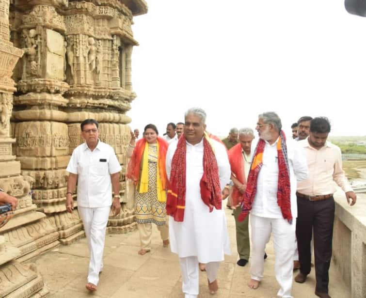 Minister Bhupendra Yadav performed pooja at Dwarkadhish temple Dwarka: દ્વારકાધીશના શરણે પહોંચ્યા કેન્દ્રીય મંત્રી, દરિયાકિનારાના વિસ્તારનું ધોવાણ અટકવવા કરી મોટી જાહેરાત