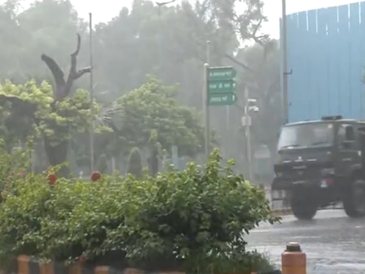Delhi Rain Today: राहत के साथ आफत भी लेकर आई बारिश! कहीं लंबा जाम तो कहीं जलभराव ने किया परेशान