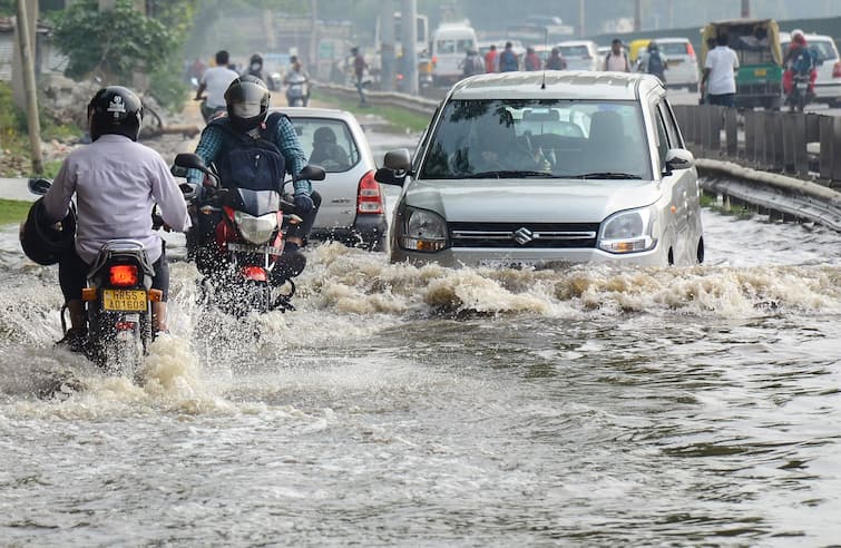 Heavy Rains Bring Respite In Delhi-NCR But Waterlogging Affects Routine Lives Traffic Jams Heavy Rain Brings Respite From Heat In Delhi-NCR But Traffic Jams, Waterlogging Play Spoilsport