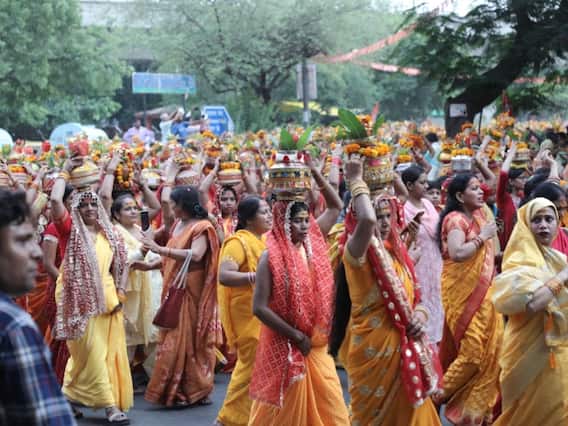 In Pics: दिल्ली में आज से शुरू हुई बागेश्वर सरकार की हनुमंत कथा, 11000 महिलाओं ने निकाली कलश यात्रा, देखें तस्वीरें In Pics: दिल्ली में आज से शुरू हुई बागेश्वर सरकार की हनुमंत कथा, 11000 महिलाओं ने निकाली कलश यात्रा, देखें तस्वीरें