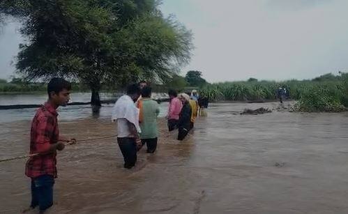 राज्याच्या काही भागात पावसानं (Rain) जोरदार हजेरी लावली आहे. कोकणासह मराठवाड्यातील काही जिल्ह्यात जोरदार पाऊस झाला आहे.