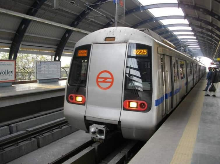 Video Of Kanwariyas Dancing To Loud Music Inside Delhi Metro Angers Netizens Video Of Kanwariyas Dancing To Loud Music Inside Delhi Metro Angers Netizens