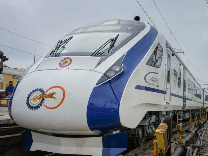 Vande Bharat Express Lucknow To Gorakhpur Via Ayodhya Vande Bharat Train  Rout Time | Vande Bharat Express: गोरखपुर से लखनऊ के बीच चलने वाली वंदे  भारत एक्सप्रेस का पूरा रुट, इन स्टेशनों