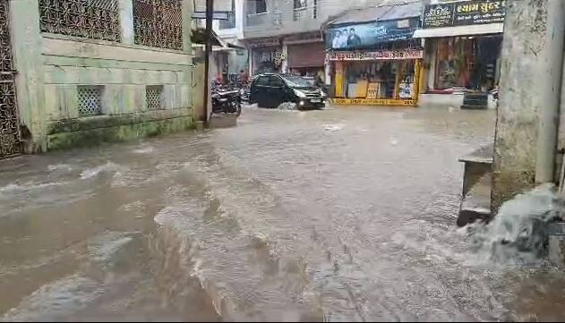 Rainy weather over North Gujarat and Saurashtra Gujarat Rain: રાજ્યમાં વરસાદની બીજી ઈનિંગ શરુ, આ વિસ્તારોમાં જોવા મળી મેઘાની તોફાની બેટિંગ