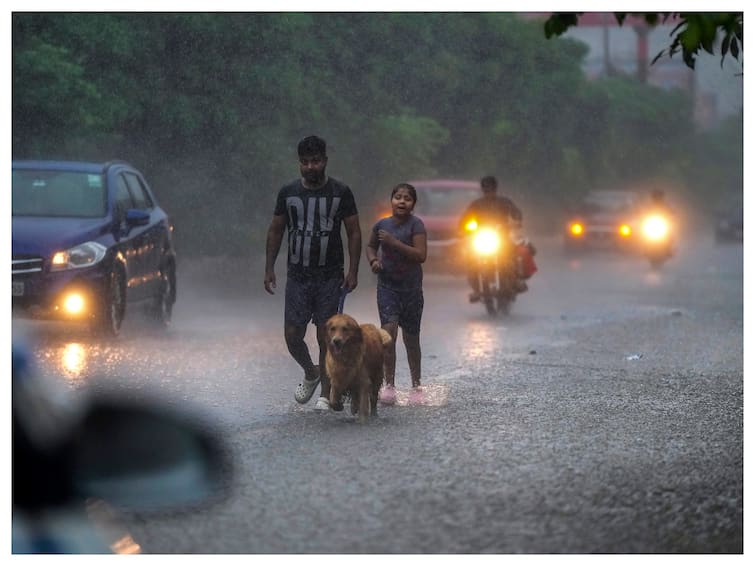 India Weather Update Heavy Rain Throws Life Out Of Gear IMD Issues Alerts In Several States Waterlogging, Traffic Congestion Bring Parts Of India To Halt, IMD Issues Rain Alert In Several States. Top Points