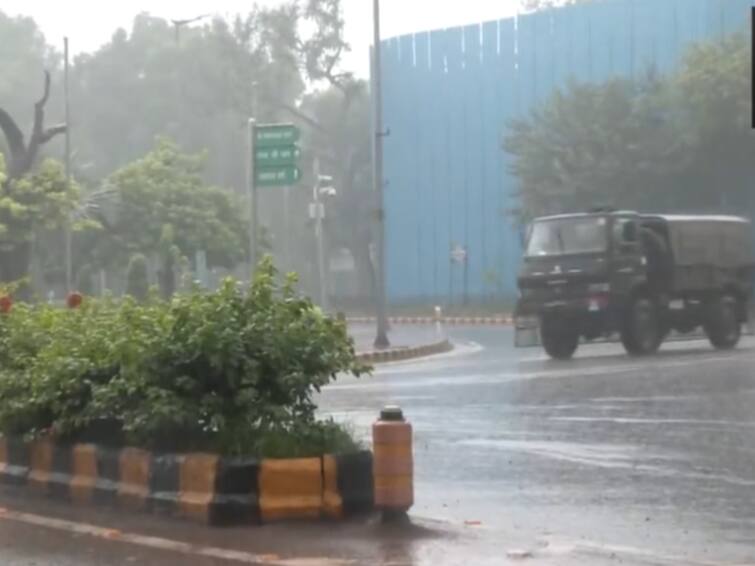 Delhi Wakes Up To Cool Morning After Rain Lashes Several Parts Of Capital K Kamraj Marg Delhi Wakes Up To Cool Morning As Rain Lashes Parts Of Capital — WATCH