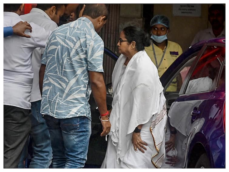 West Bengal CM Mamata Banerjee Undergoes Knee Surgery For Ligament Injury At SSKM Hospital In Kolkata CM Mamata Banerjee Undergoes Knee Surgery For Ligament Injury At SSKM Hospital In Kolkata