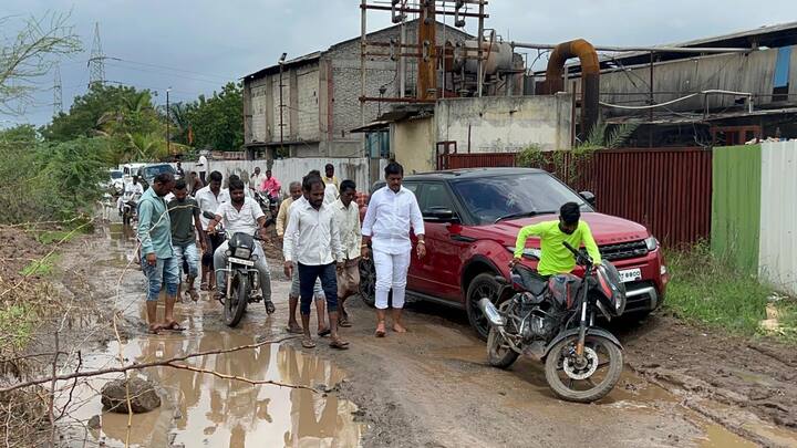 ठाकरे गटाचे नेते मनोज पेरे यांच्यासह परिसरातील अनेक गावकरी यावेळी उपस्थित होते. तसेच रस्ता लवकर दुरुस्त न झाल्यास मोठं आंदोलन  करण्याचा इशारा देखील यावेळी देण्यात आला.