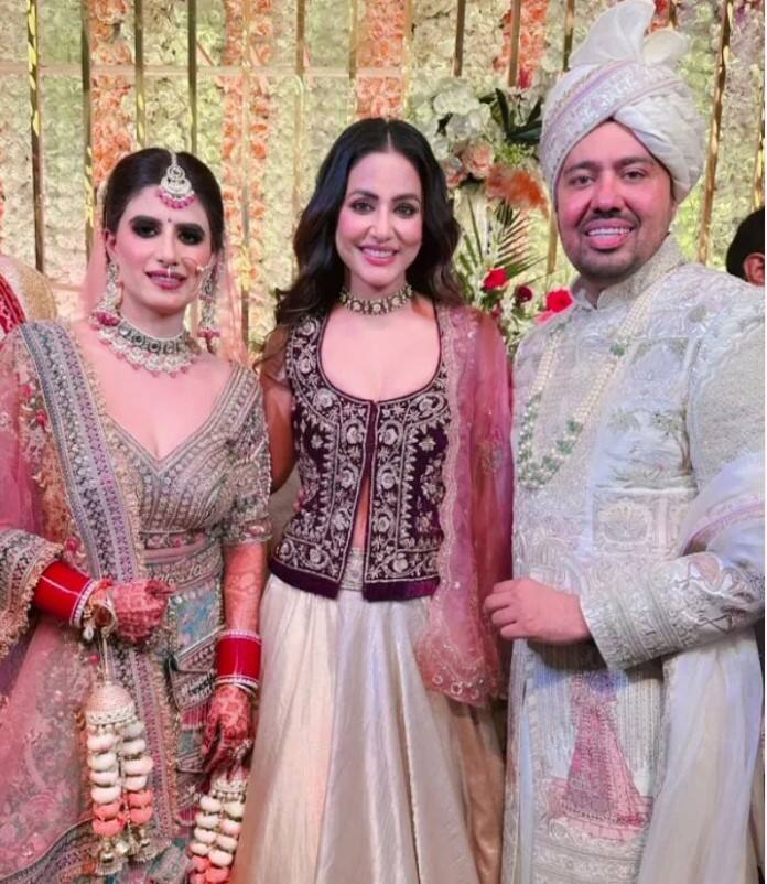 ਸੋਨੂੰ ਠੁਕਰਾਲ ਦੇ ਵਿਆਹ ਵਿੱਚ ਟੇਲੀਵਿਜ਼ਨ ਇੰਡਸਟਰੀ ਦੀ ਮਸ਼ਹੂਰ ਅਦਾਕਾਰਾ ਹੀਨਾ ਖਾਨ ਵੀ ਪਹੁੰਚੀ। ਇਸ ਦੌਰਾਨ ਉਸ ਵੱਲੋਂ ਵੀ ਪੰਜਾਬੀਆਂ ਦੀ ਮਹਫ਼ਿਲ ਦਾ ਆਨੰਦ ਲਿਆ ਗਿਆ। ਤੁਸੀ ਦੇਖ ਸਕਦੇ ਹੋ ਕਿ ਕਿਵੇ ਹੀਨਾ ਖਾਨ ਪੰਜਾਬੀਆਂ ਦੀ ਮਹਿਫ਼ਲ ਦਾ ਆਨੰਦ ਮਾਣਦੇ ਹੋਏ ਦਿਖਾਈ ਦਿੱਤੀ।