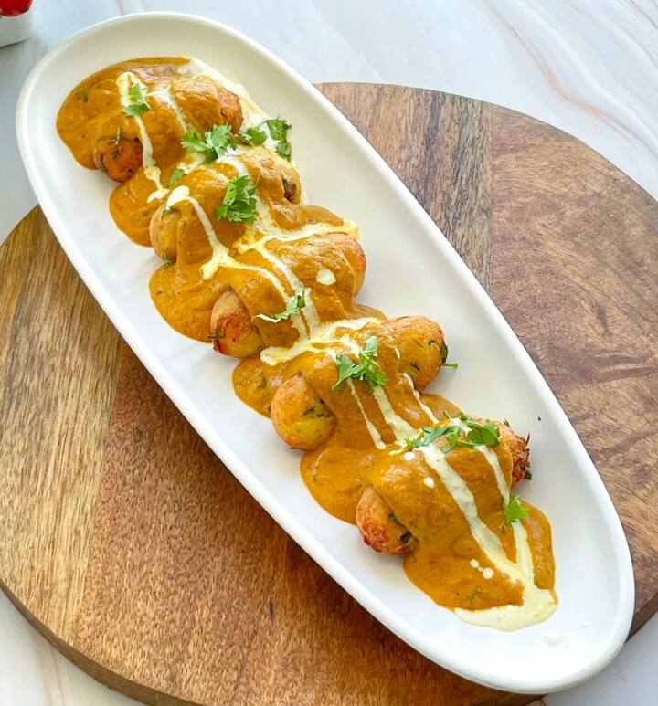 मलाई कोफ्ता बनाने के लिए आलू को उबाल लीजिए और इसे कुछ घंटों के लिए फ्रिज में रख दें. जब आलू थोड़ा टाइट हो जाए तो इसे कस लीजिए. इसके बाद इसमें पनीर को भी क्रश करके डाल दीजिए.