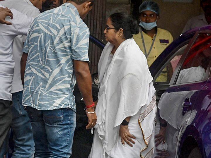 West Bengal CM Mamata Banerjee Injured Reached Surgery for Hospital Mamata Banerjee Injured: ममता बनर्जी के घुटने की हुई सर्जरी, पिछले दिनों हेलिकॉप्टर की इमरजेंसी लैंडिंग के दौरान लगी थी चोट